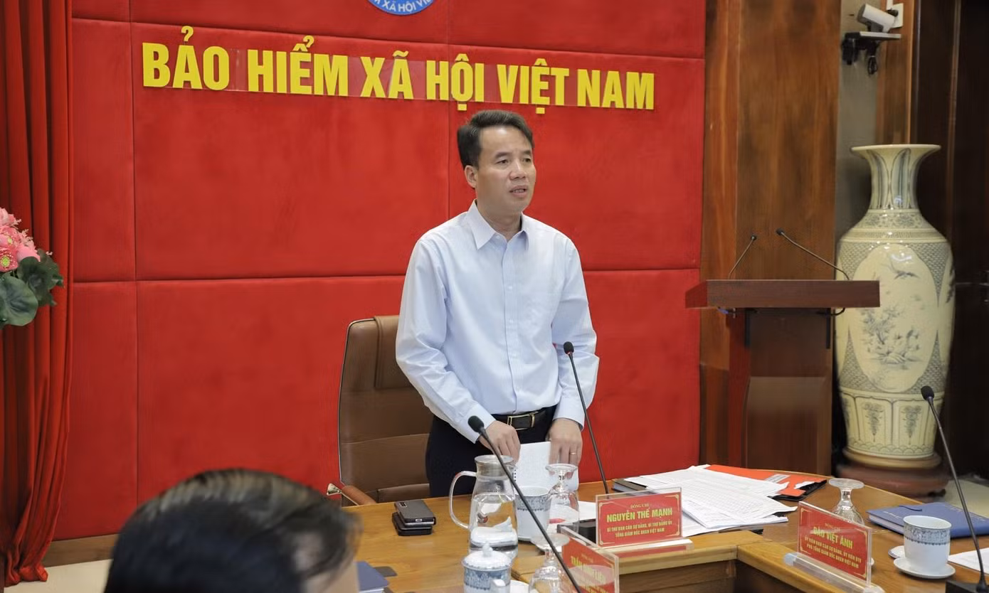 Tổng Giám đốc BHXH Việt Nam Nguyễn Thế Mạnh chủ trì họp trực tuyến với cơ quan BHXH các địa phương để đẩy nanh triển khai chính sách hỗ trợ NLĐ từ quỹ BHTN.