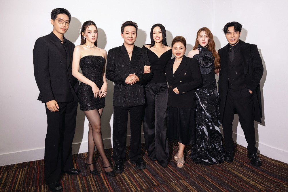 Trấn Thành cùng dàn diễn viên chính trong showcase.