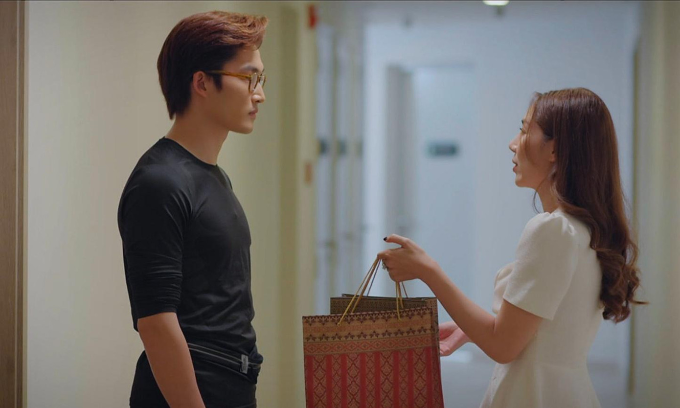 Nhật Mai luôn tìm cách thân thiết với Duy