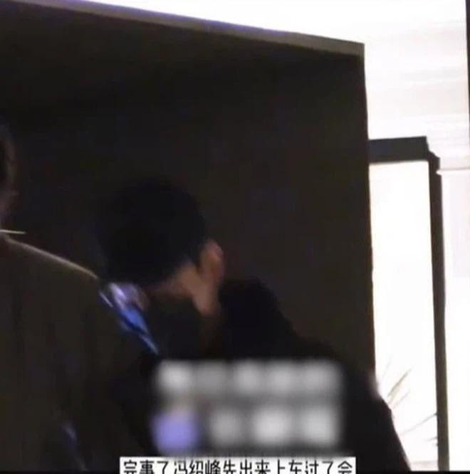 Hai người "đường ai nấy đi" sau khi ăn tối Hai người "đường ai nấy đi" sau khi ăn tối