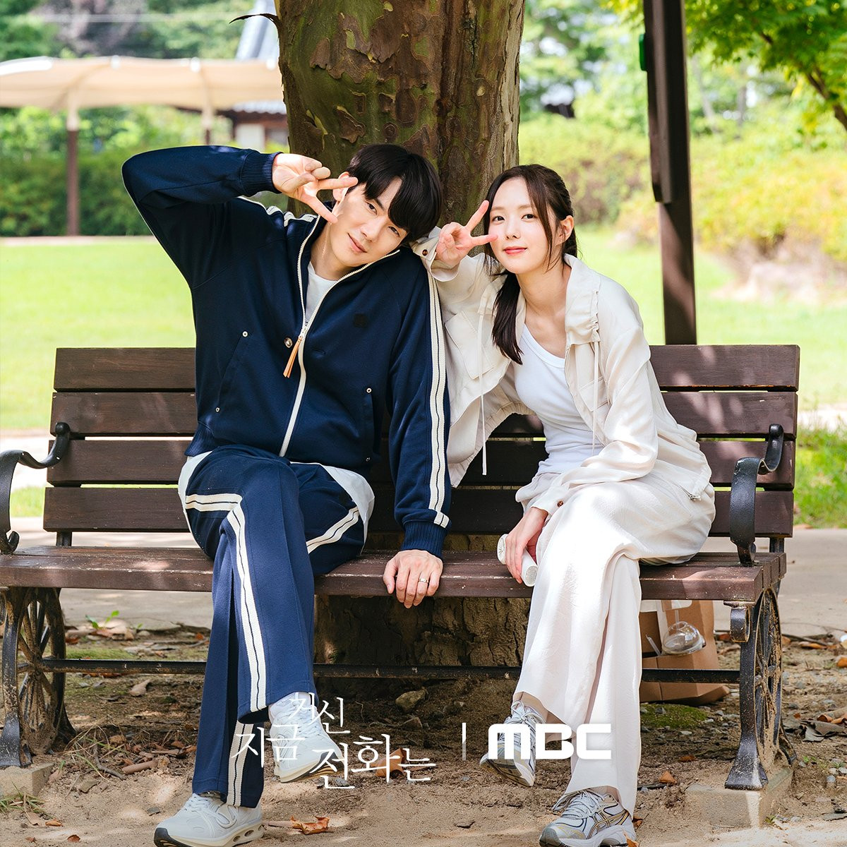 Yoo Yeon Seok và Chae Soo Bin ngọt ngào từ trên phim đến ngoài đời.