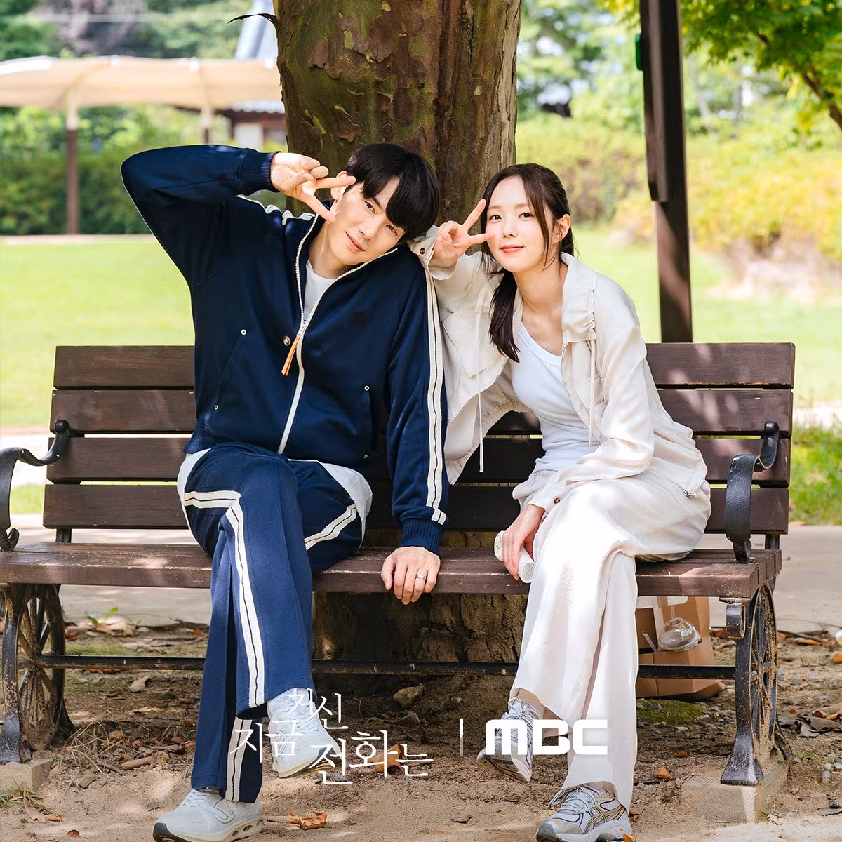 Yoo Yeon Seok và Chae Soo Bin ngọt ngào từ trên phim đến ngoài đời.