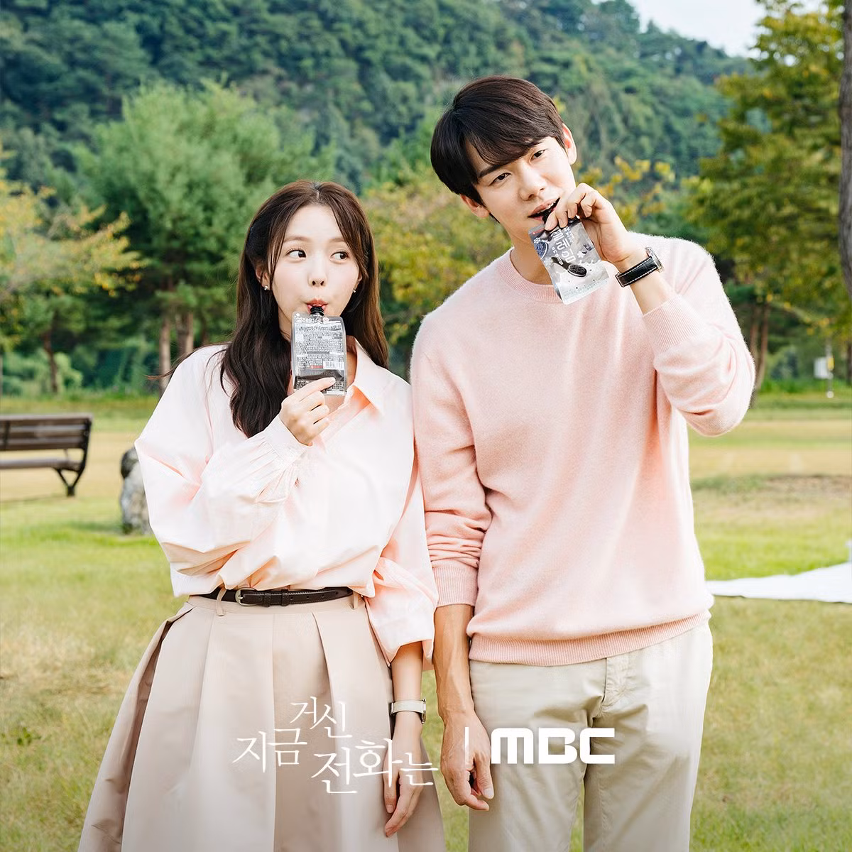 Yoo Yeon Seok và Chae Soo Bin ngọt ngào từ trên phim đến ngoài đời.