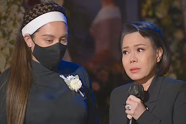Việt Hương và Wendy Phạm trong tang lễ cố ca sĩ Phi Nhung.