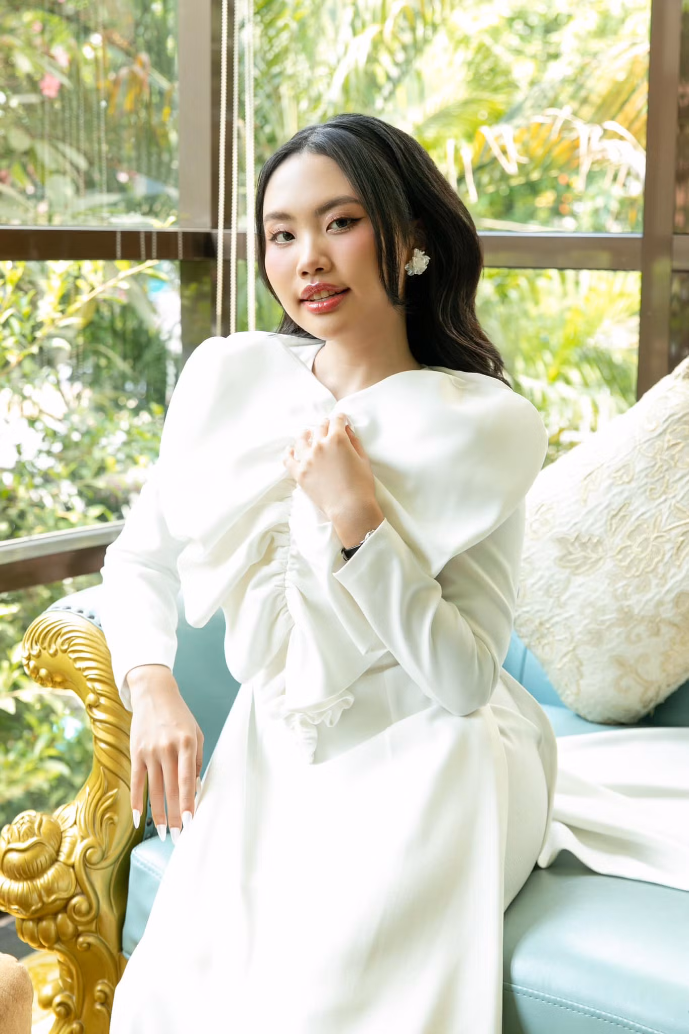 Trang phục tuy nữ tính nhưng trông nặng nề, khiến bạn mất đi vẻ thanh thoát.