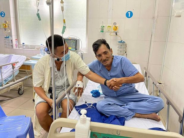 MC Phạm Anh đến thăm diễn viên Thương Tín.