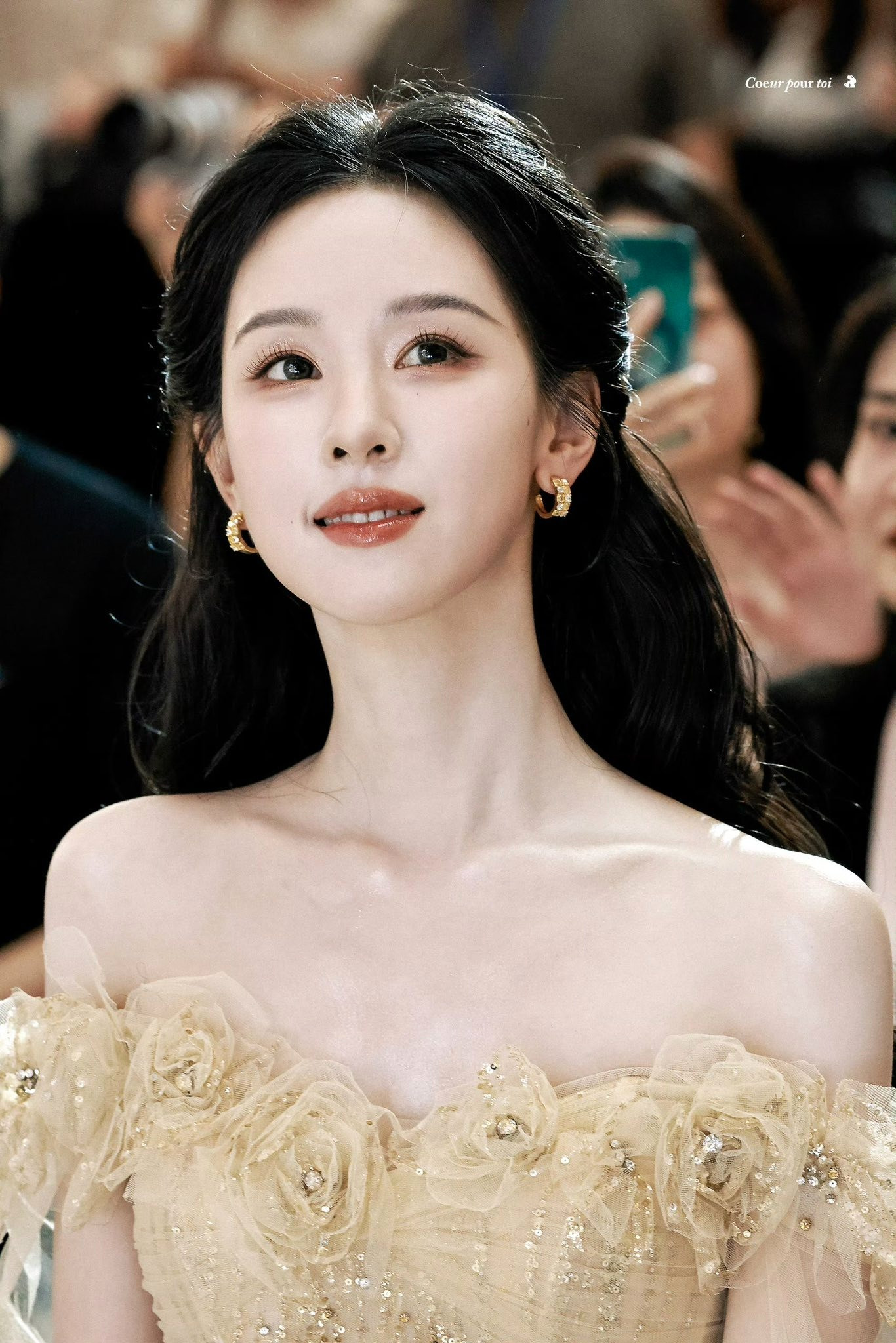 Khán giả, đồng nghiệp luôn ấn tượng với sự dịu dàng của cô. Khán giả, đồng nghiệp luôn ấn tượng với sự dịu dàng của cô.