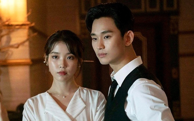 IU và Kim Soo Hyun thân thiết nhiều năm qua.
