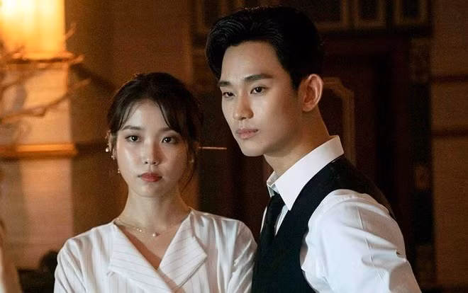 IU và Kim Soo Hyun thân thiết nhiều năm qua.