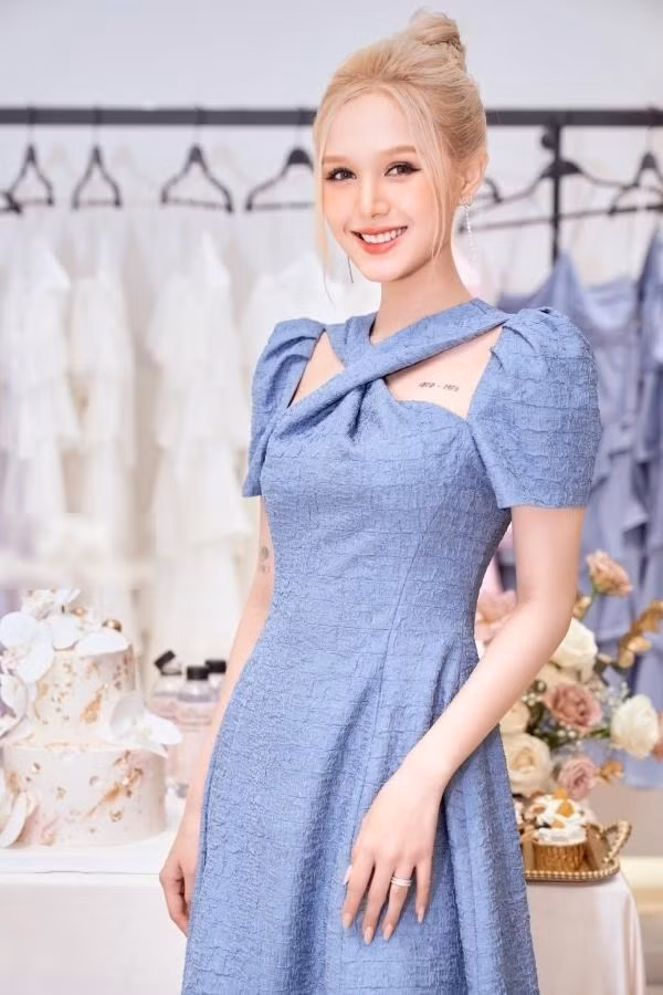 Xoài Non nghỉ học sớm và sau đó phải bươn chải nhiều công việc.