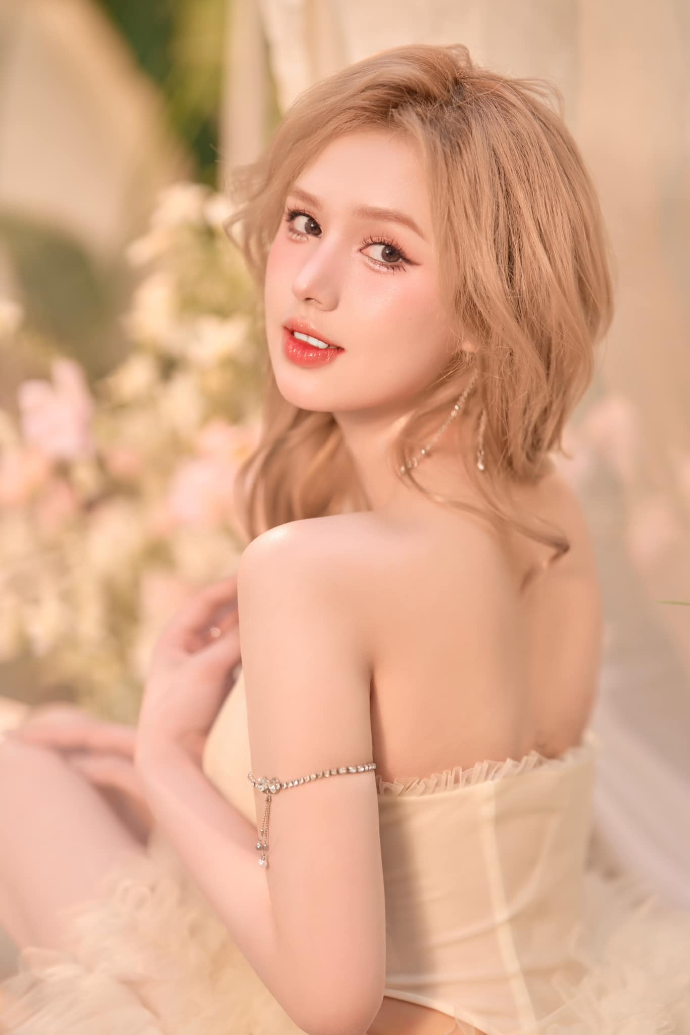 Hai năm sau khi nghỉ học, Xoài Non mới kết hôn với Xemesis.