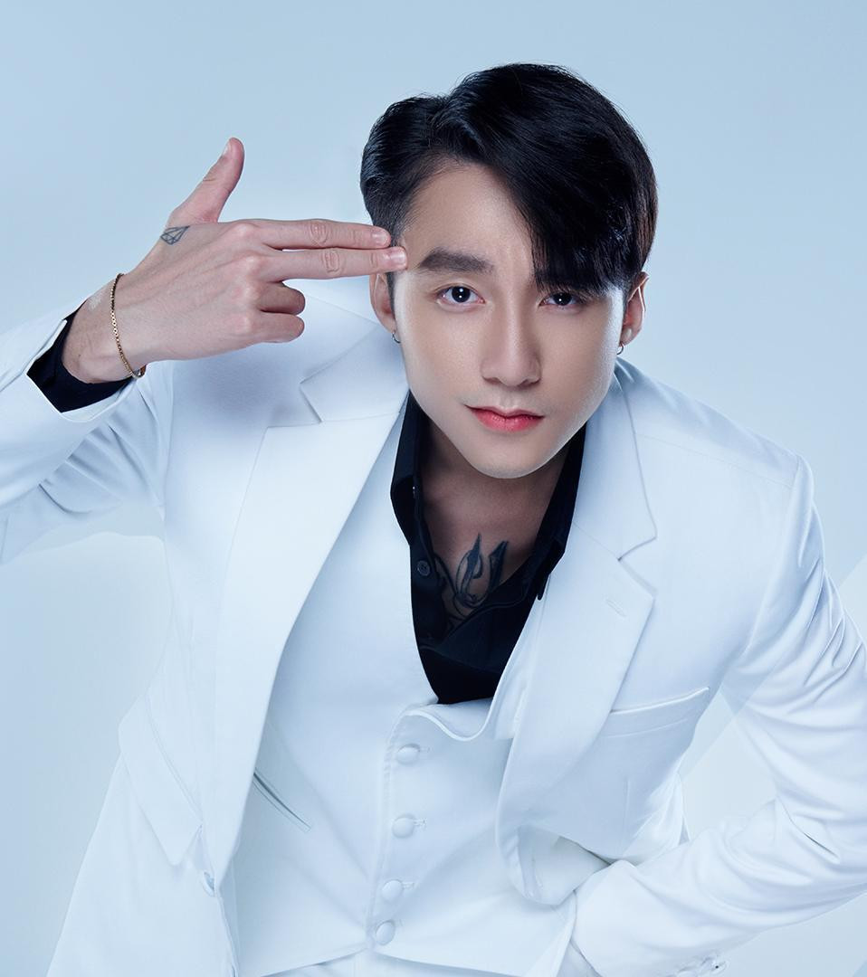 Tạo hình hơi hướng “tổng tài” của ca sĩ trong dự án gần đây.