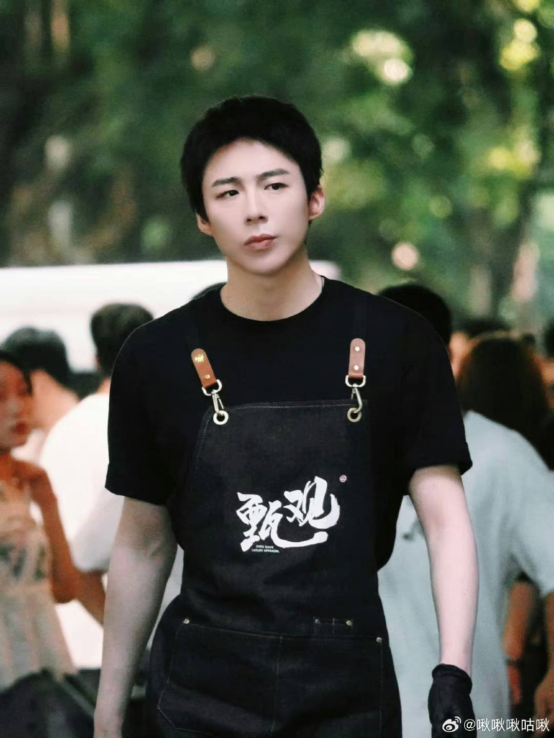 Lưu Vũ Ninh có tạo hình trẻ trung trong phim này. Lưu Vũ Ninh có tạo hình trẻ trung trong phim này.