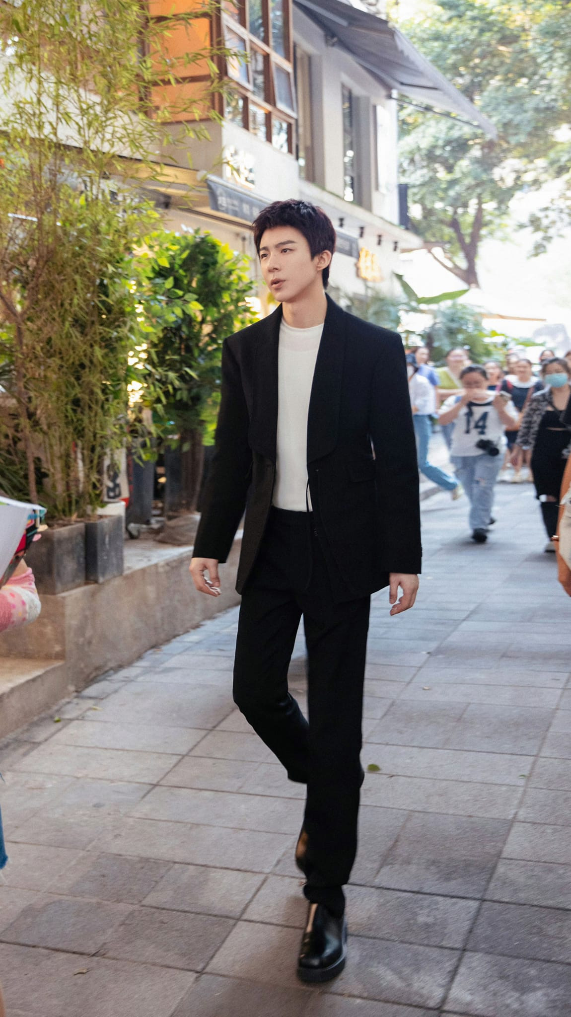 Lưu Vũ Ninh có tạo hình trẻ trung trong phim này. Lưu Vũ Ninh có tạo hình trẻ trung trong phim này.