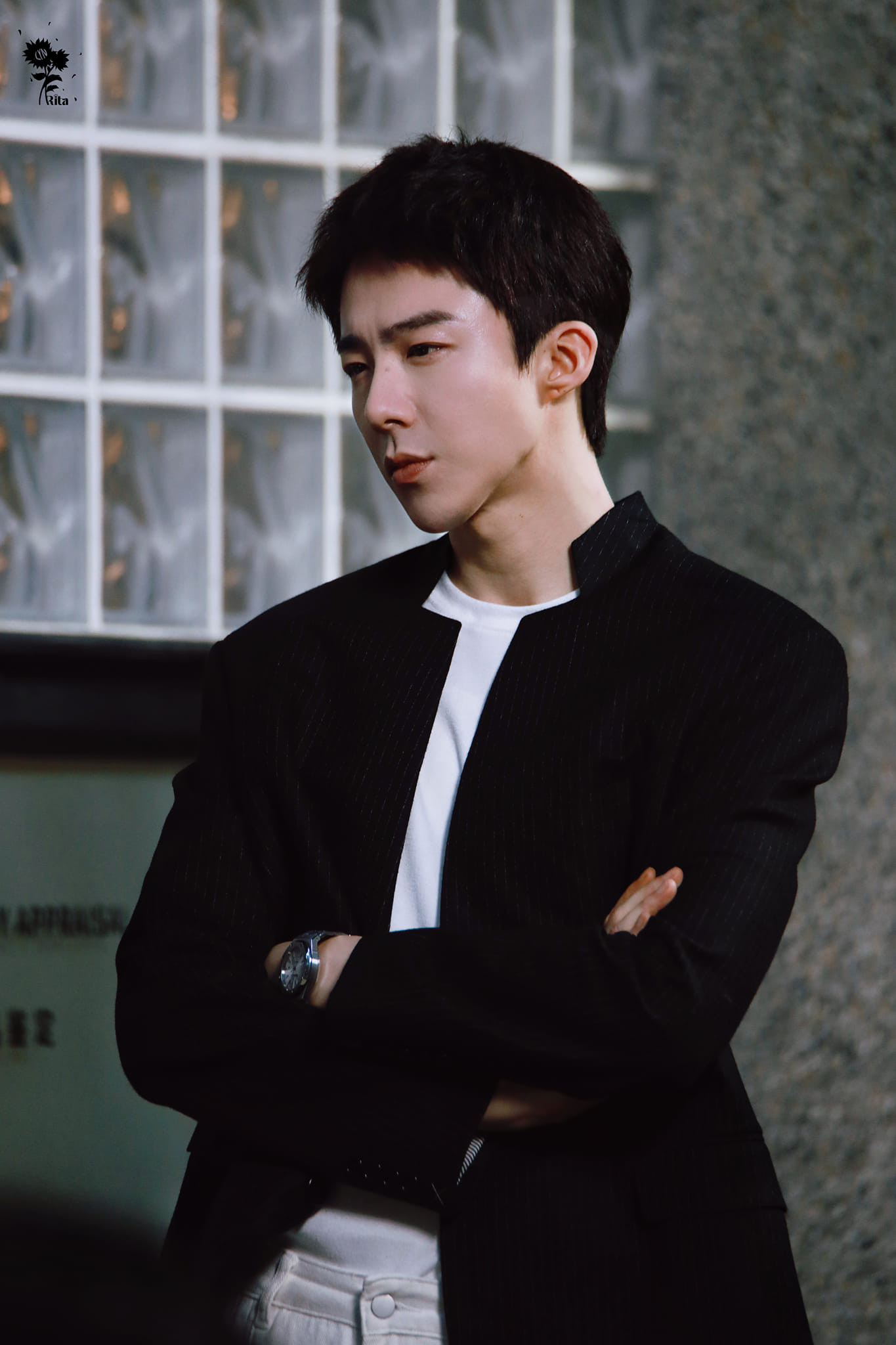 Lưu Vũ Ninh có tạo hình trẻ trung trong phim này. Lưu Vũ Ninh có tạo hình trẻ trung trong phim này.