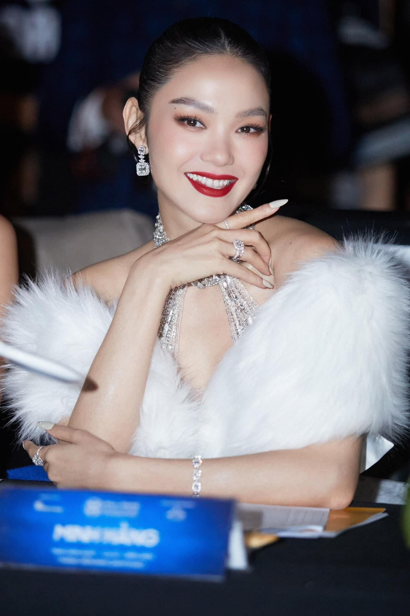 Nữ diễn viên khẳng định chưa từng đụng dao kéo. Nữ diễn viên khẳng định chưa từng đụng dao kéo.