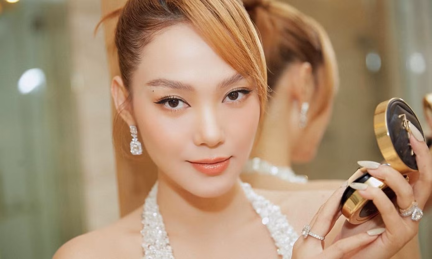Minh Hằng nhiều lần khẳng định cô đẹp tự nhiên. Minh Hằng nhiều lần khẳng định cô đẹp tự nhiên.