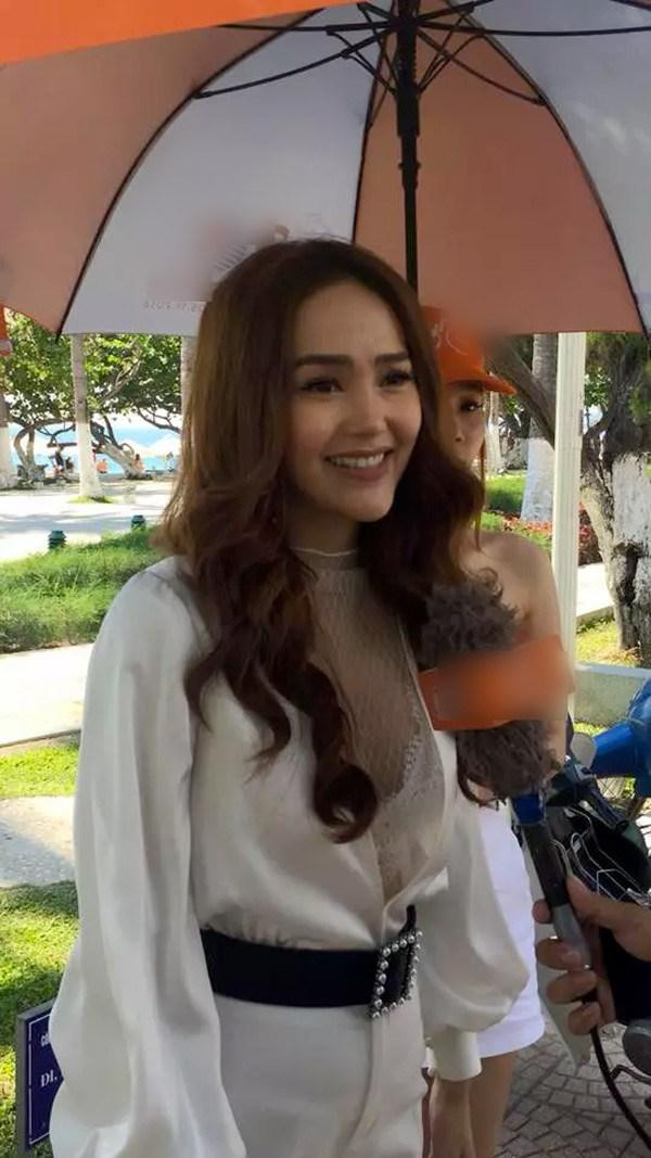 Nhiều lần Minh Hằng lộ ảnh chụp với chiếc cằm dài và nhọn đến khó hiểu. Nhiều lần Minh Hằng lộ ảnh chụp với chiếc cằm dài và nhọn đến khó hiểu.