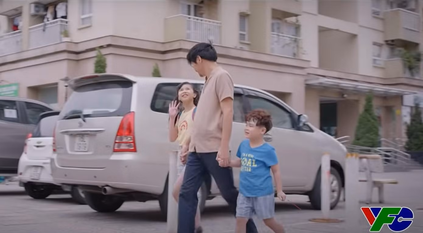 Thiếu bà Nga, ông Hùng đưa các cháu đi học