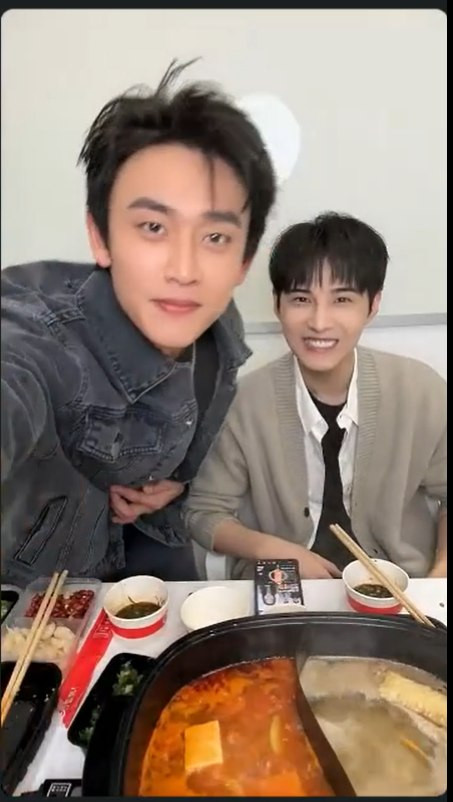 Vương Thiên Thần - Cổ Tử Thành chụp ảnh, livestream chung để quảng bá phim. Vương Thiên Thần - Cổ Tử Thành chụp ảnh, livestream chung để quảng bá phim.