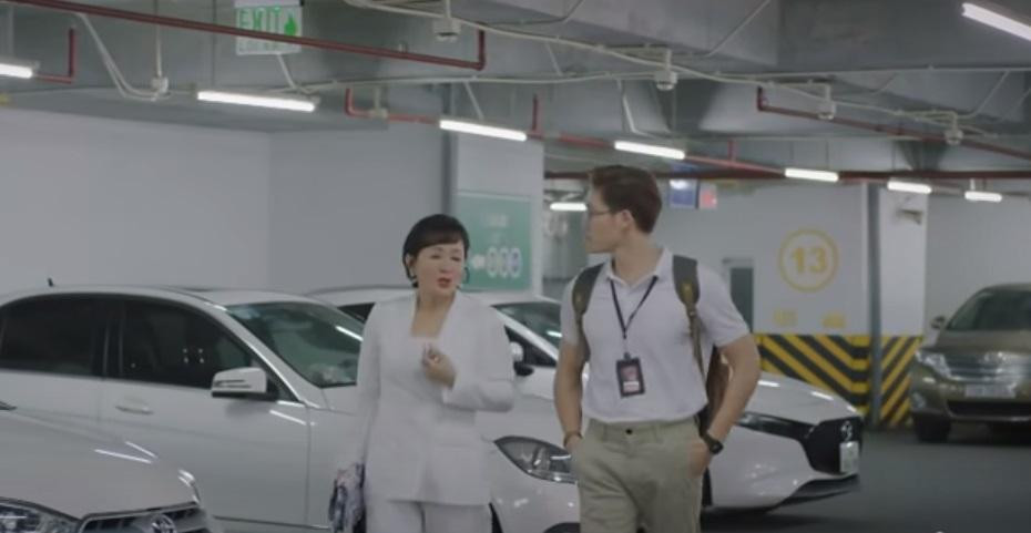 Bà Kim Nhung vui vẻ trò chuyện với Duy dưới hầm xe công ty