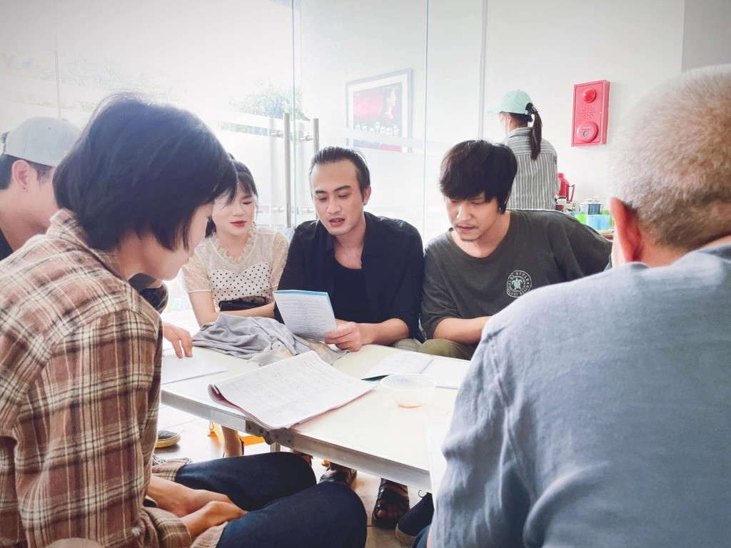 Doãn Quốc Đam xuất hiện trên phim trường Cuộc Đời Vẫn Đẹp Sao. Doãn Quốc Đam xuất hiện trên phim trường Cuộc Đời Vẫn Đẹp Sao.