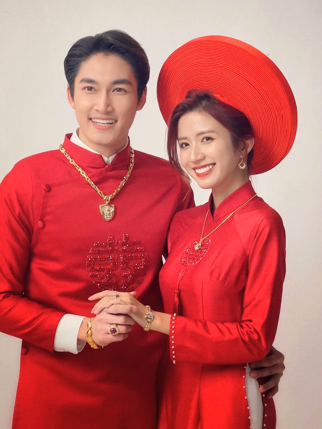 Bức ảnh giống như ảnh ăn hỏi giữa Đình Tú và Ngọc Huyền.