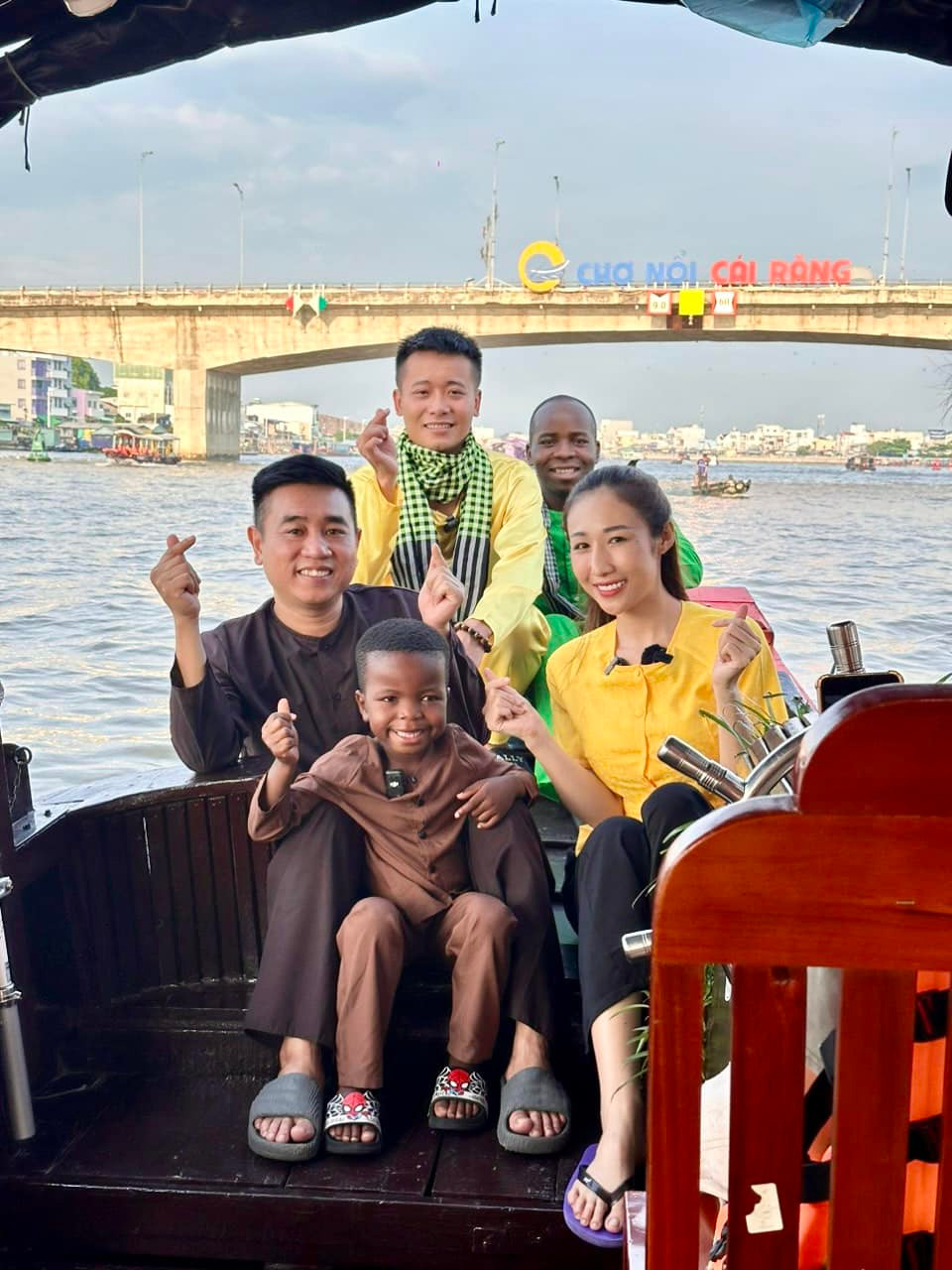 Bé Lôi Con được vi vu khắp Việt Nam đúng như lời hứa của chú Linh.