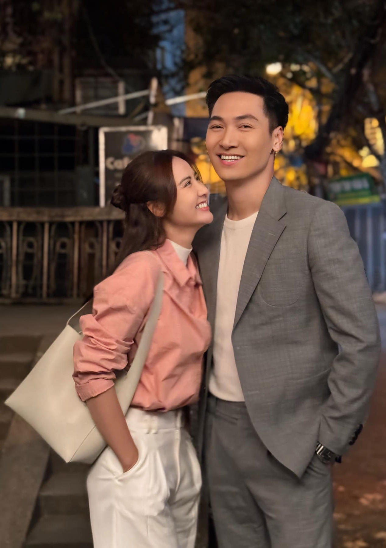 Mạnh Trường, Huyền Lizzie cũng bị cho là quá tuổi để đóng những phân đoạn nhí nhảnh. Mạnh Trường, Huyền Lizzie cũng bị cho là quá tuổi để đóng những phân đoạn nhí nhảnh.