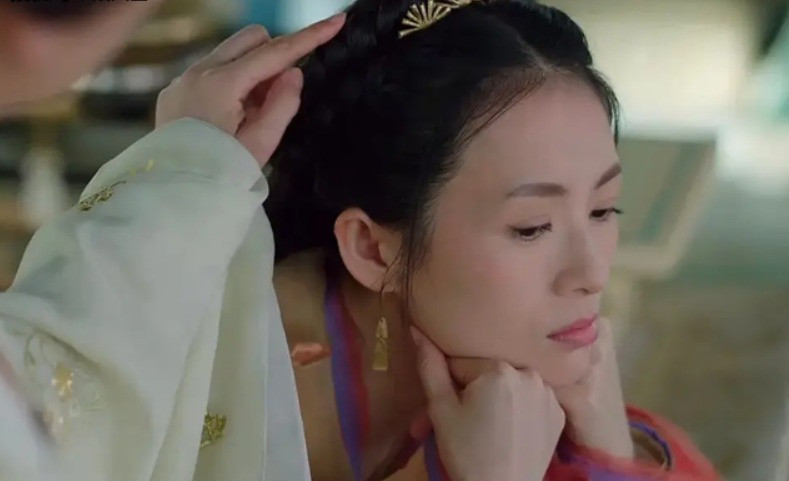 Chương Tử Di bị cho là không còn phù hợp đóng thiếu nữ 15 tuổi. Chương Tử Di bị cho là không còn phù hợp đóng thiếu nữ 15 tuổi.