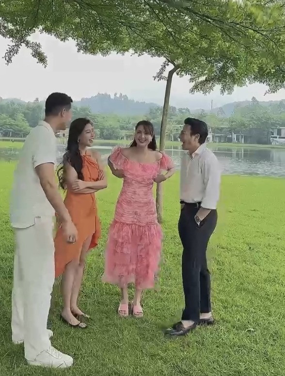 Các diễn viên đồng loạt khoe ảnh hậu trường.