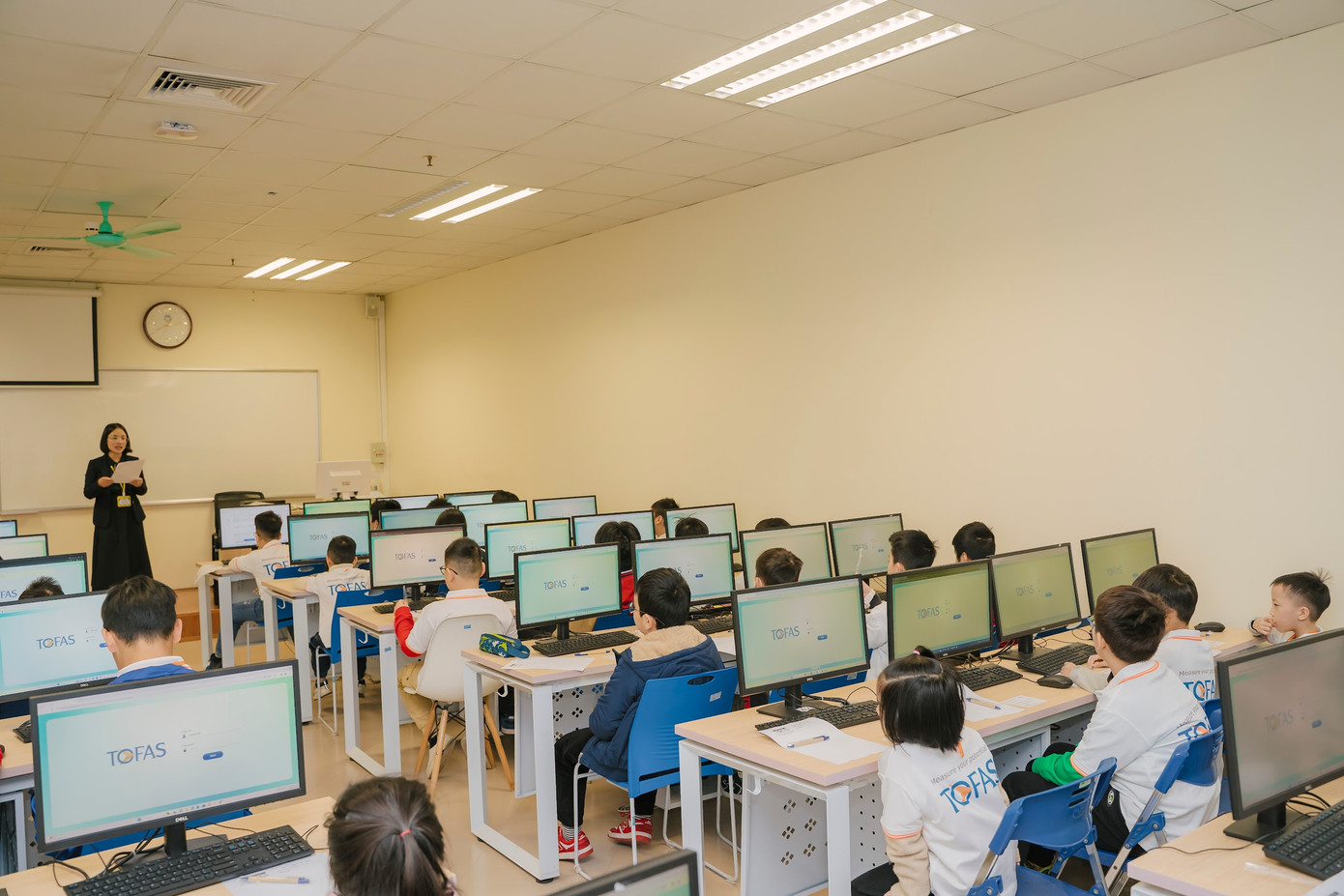 Các thí sinh tham gia nghiêm túc tại phòng máy đạt chuẩn quốc tế Các thí sinh tham gia nghiêm túc tại phòng máy đạt chuẩn quốc tế