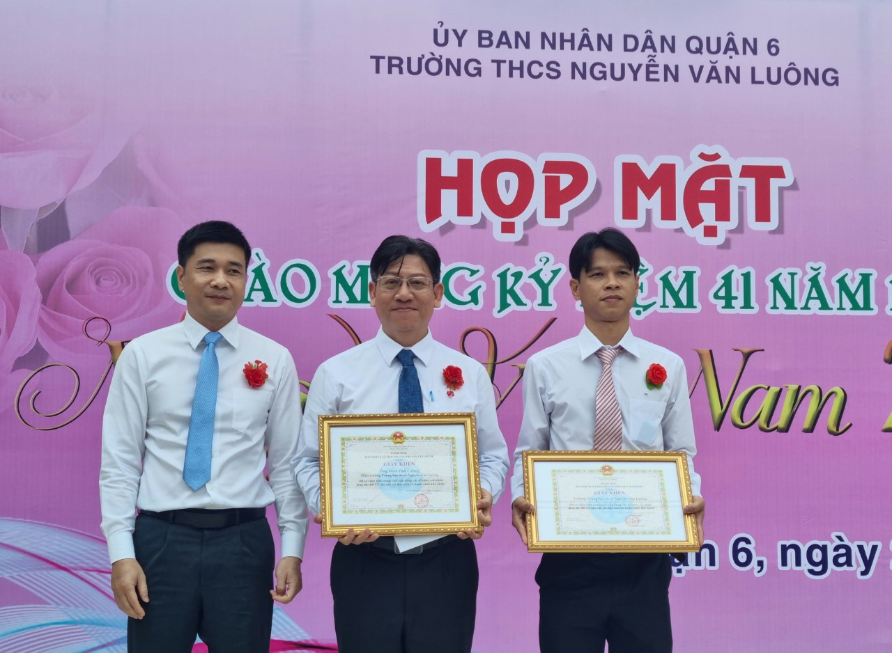 Lãnh đạo BHXH TP.HCM trao Giấy khen tới tập thể trường THCS Nguyễn Văn Luông (Q.6), thầy giáo Đinh Phú Cường - Hiệu trưởng của nhà trường. Lãnh đạo BHXH TP.HCM trao Giấy khen tới tập thể trường THCS Nguyễn Văn Luông (Q.6), thầy giáo Đinh Phú Cường - Hiệu trưởng của nhà trường.