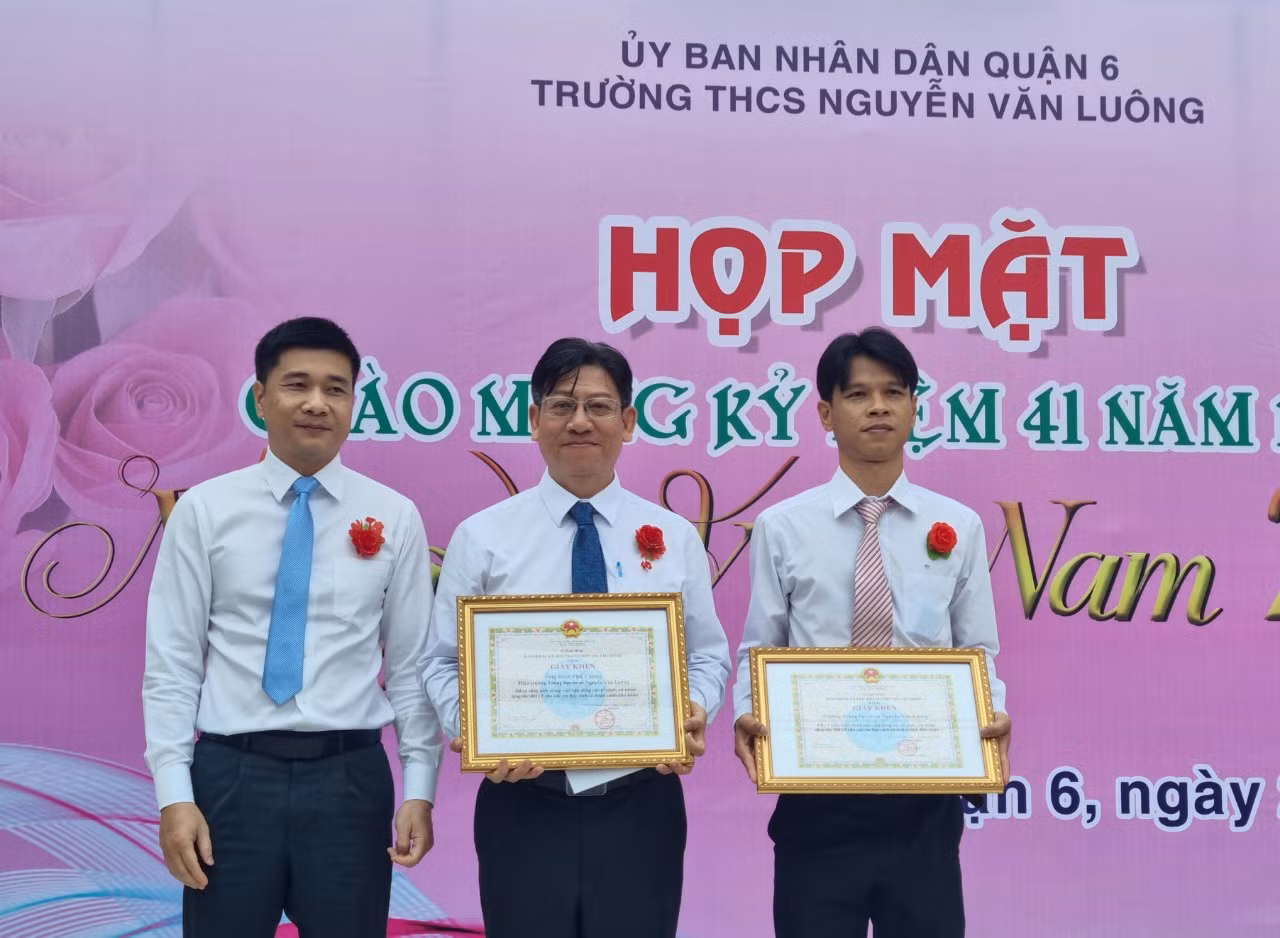 Lãnh đạo BHXH TP.HCM trao Giấy khen tới tập thể trường THCS Nguyễn Văn Luông (Q.6), thầy giáo Đinh Phú Cường - Hiệu trưởng của nhà trường.