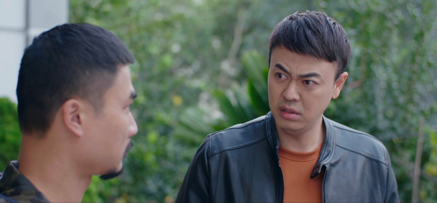 Tuấn Tú ép cân, đổi kiểu tóc cho trẻ.