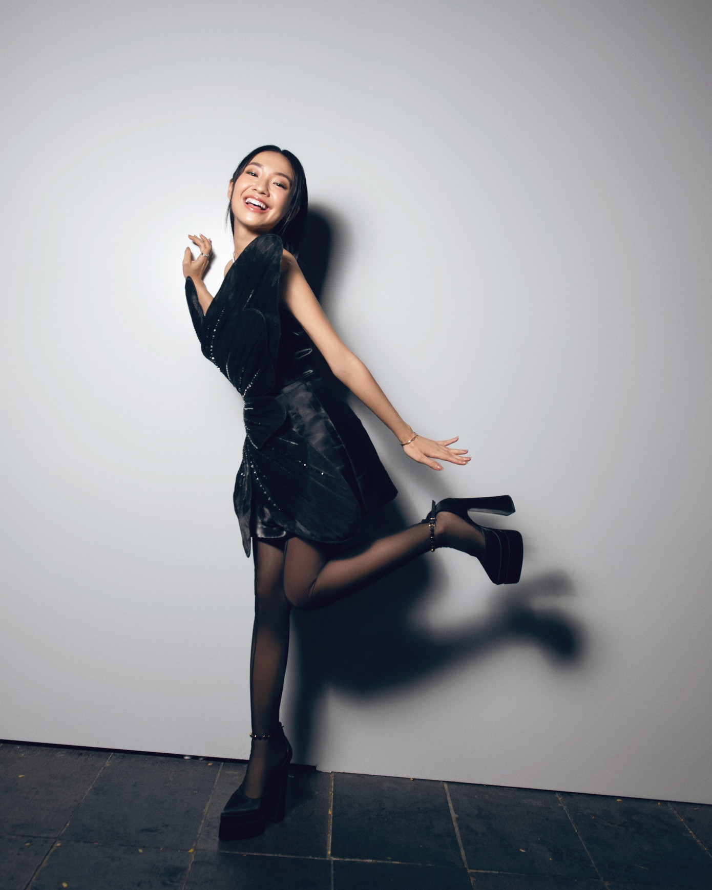 Lộ diện cặp đôi chênh lệch chiều cao không tưởng, đủ vô địch phim châu Á chưa? ảnh 5 Lộ diện cặp đôi chênh lệch chiều cao không tưởng, đủ vô địch phim châu Á chưa? ảnh 5