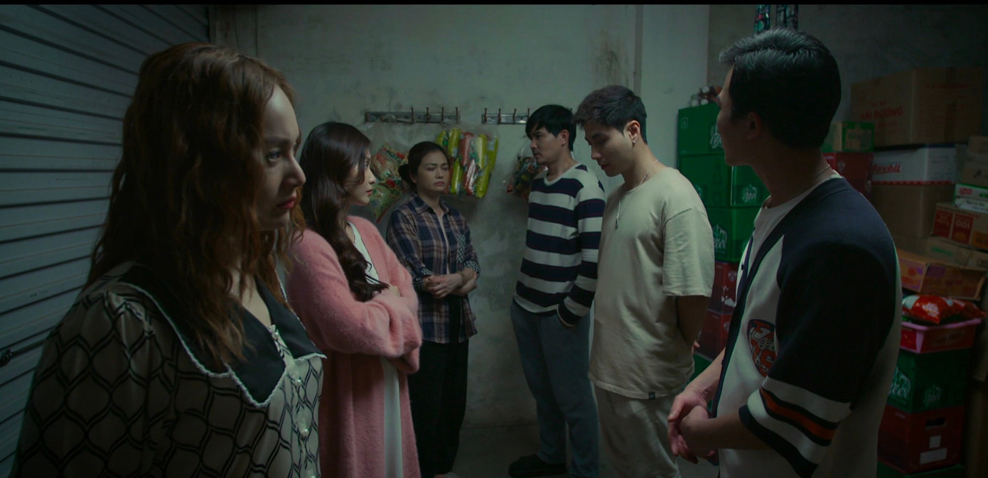 Hà buông lời xúc phạm anh chồng. Hà buông lời xúc phạm anh chồng.