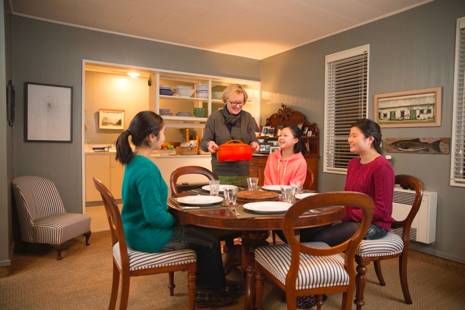 Ngoài sinh hoạt tại ký túc xá, sống cùng người dân bản xứ (do nhà trường sắp xếp) cũng được nhiều du học sinh lựa chọn.