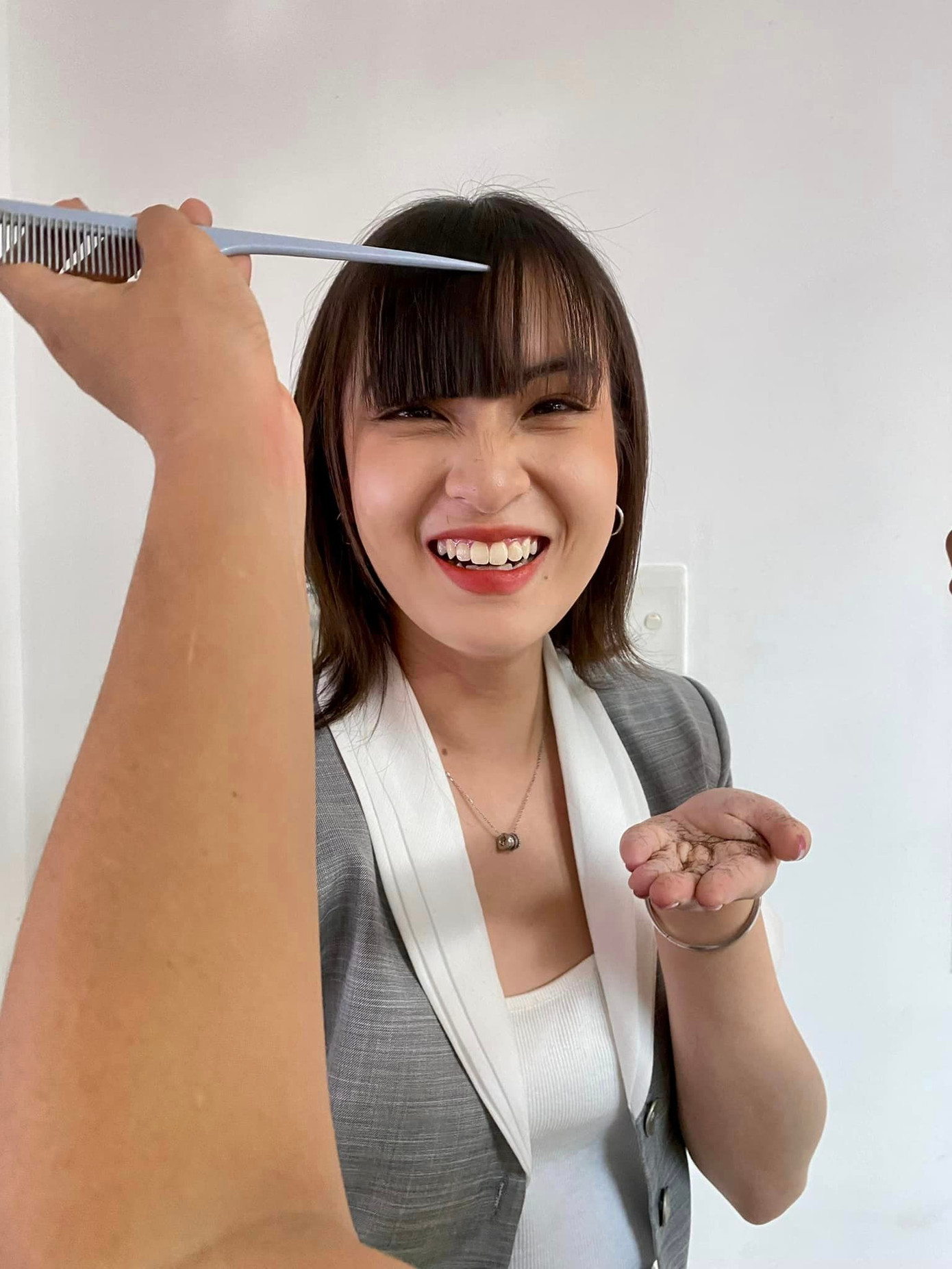 Thảo Tâm cũng biết khán giả chỉ muốn cắt tóc mái cho cô. Thảo Tâm cũng biết khán giả chỉ muốn cắt tóc mái cho cô.