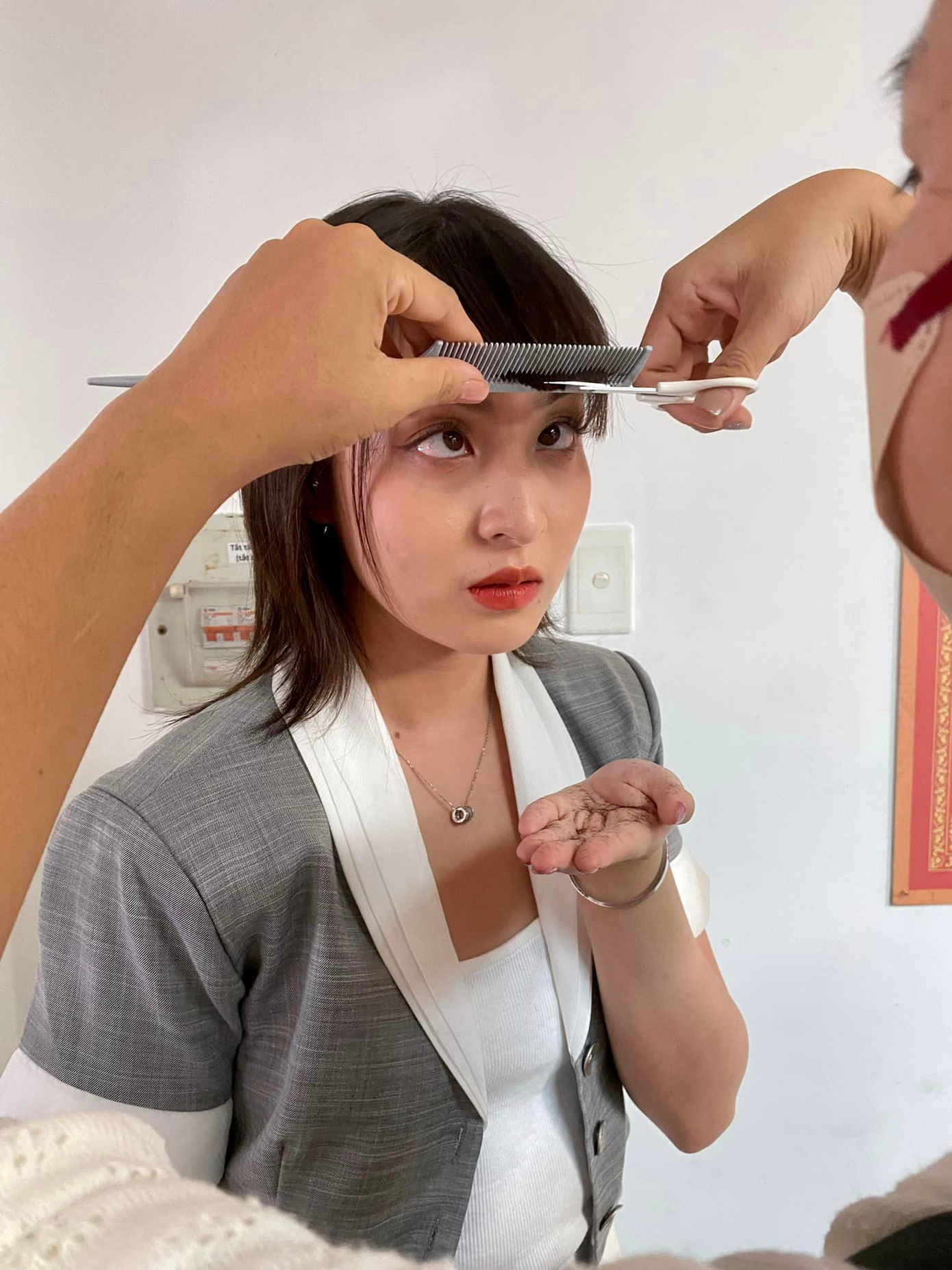 Thảo Tâm cũng biết khán giả chỉ muốn cắt tóc mái cho cô. Thảo Tâm cũng biết khán giả chỉ muốn cắt tóc mái cho cô.