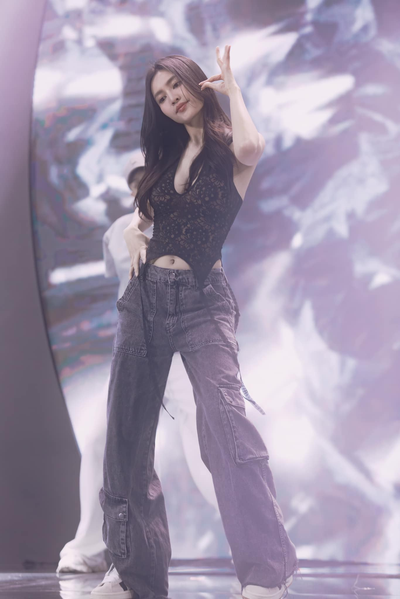 Cô chăm chỉ tập nhảy chuẩn bị cho showcase.