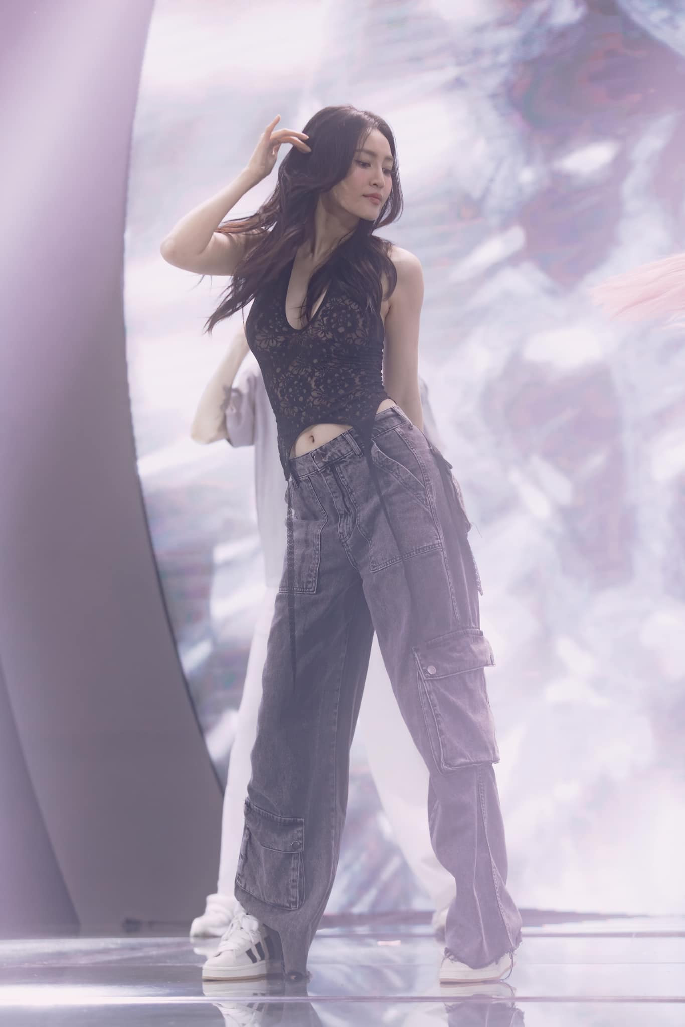 Cô chăm chỉ tập nhảy chuẩn bị cho showcase.