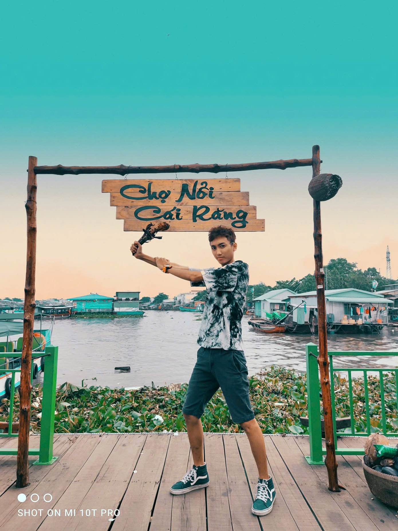 Chân dung chàng trai và tư duy du lịch “chậm”. Chân dung chàng trai và tư duy du lịch “chậm”.