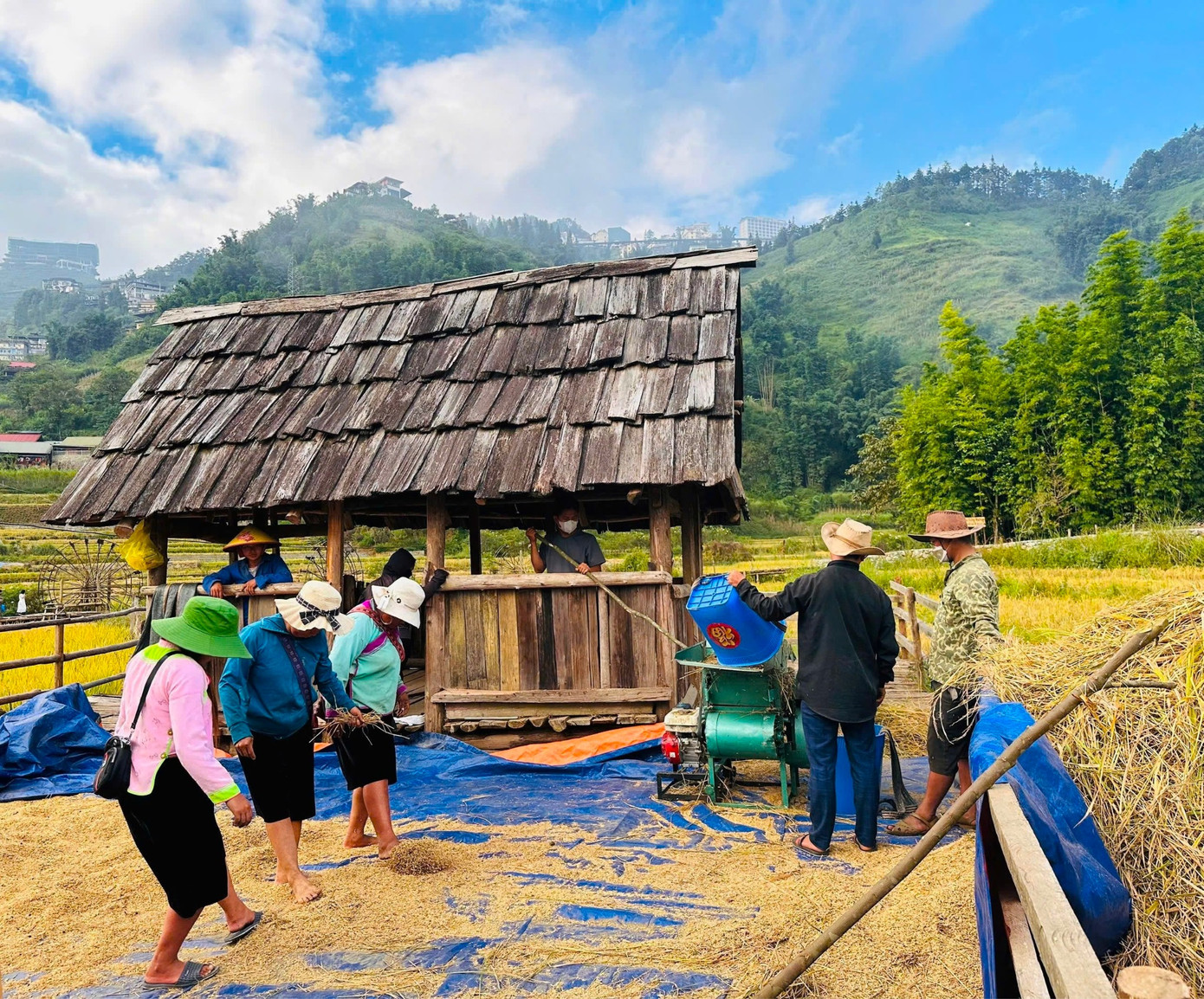 Hình ảnh Khầy Báo ghi lại trong một chuyến du lịch về sinh hoạt sản xuất của người dân địa phương. Hình ảnh Khầy Báo ghi lại trong một chuyến du lịch về sinh hoạt sản xuất của người dân địa phương.