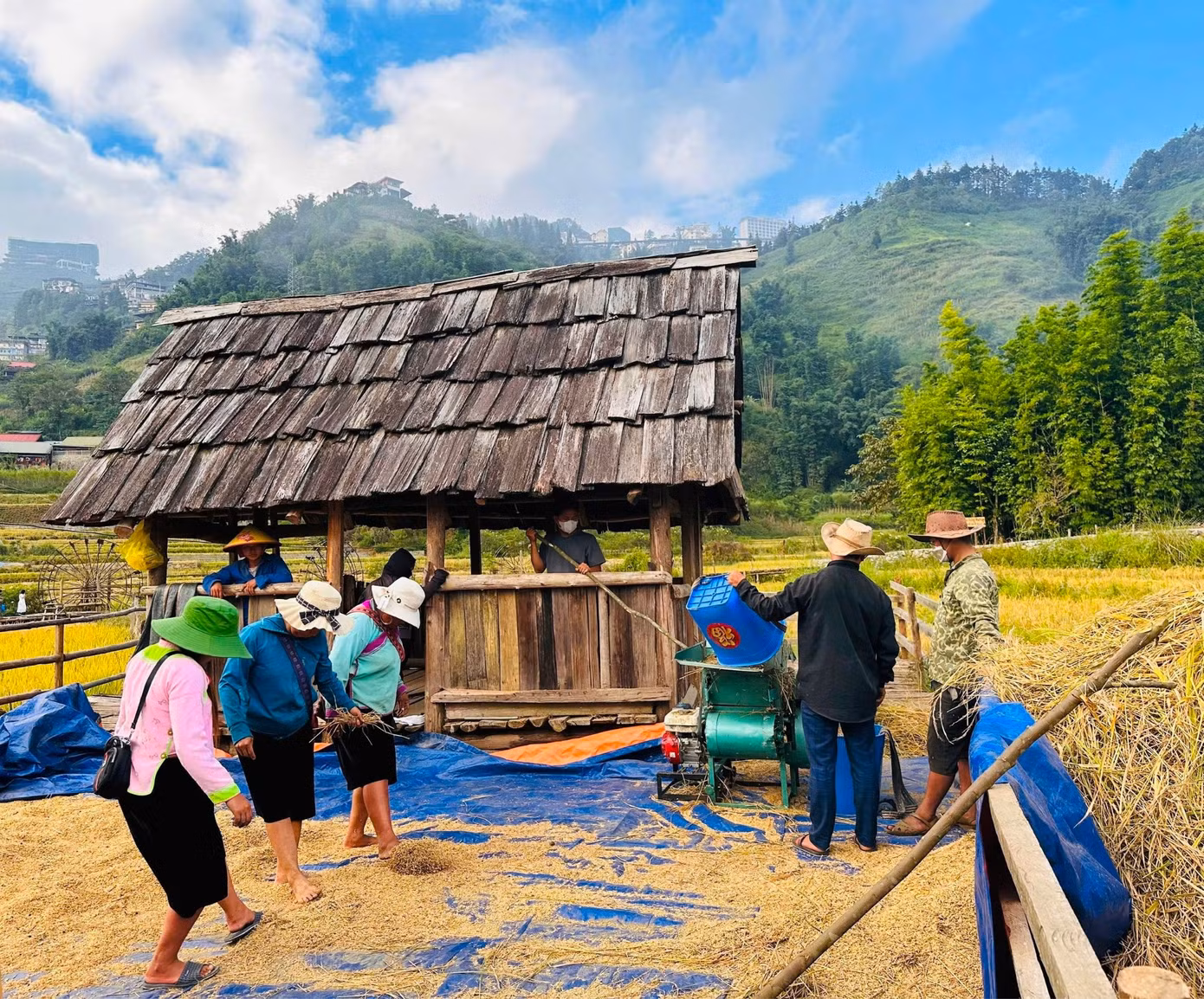 Hình ảnh Khầy Báo ghi lại trong một chuyến du lịch về sinh hoạt sản xuất của người dân địa phương. Hình ảnh Khầy Báo ghi lại trong một chuyến du lịch về sinh hoạt sản xuất của người dân địa phương.