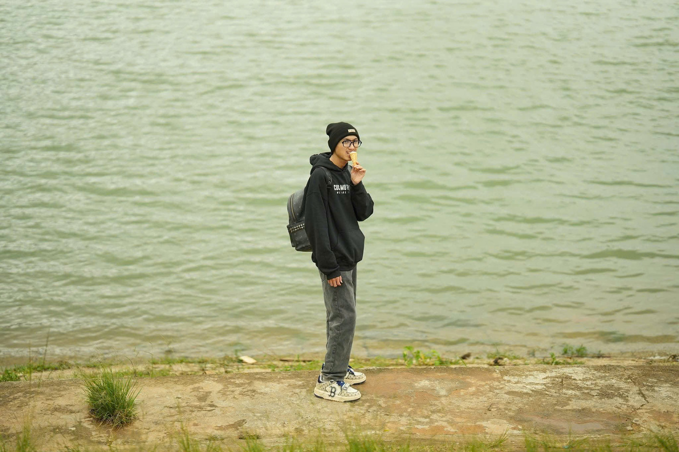 Anh luôn ghi lại chuyến hành trình của mình theo phong cách hài hước. Anh luôn ghi lại chuyến hành trình của mình theo phong cách hài hước.