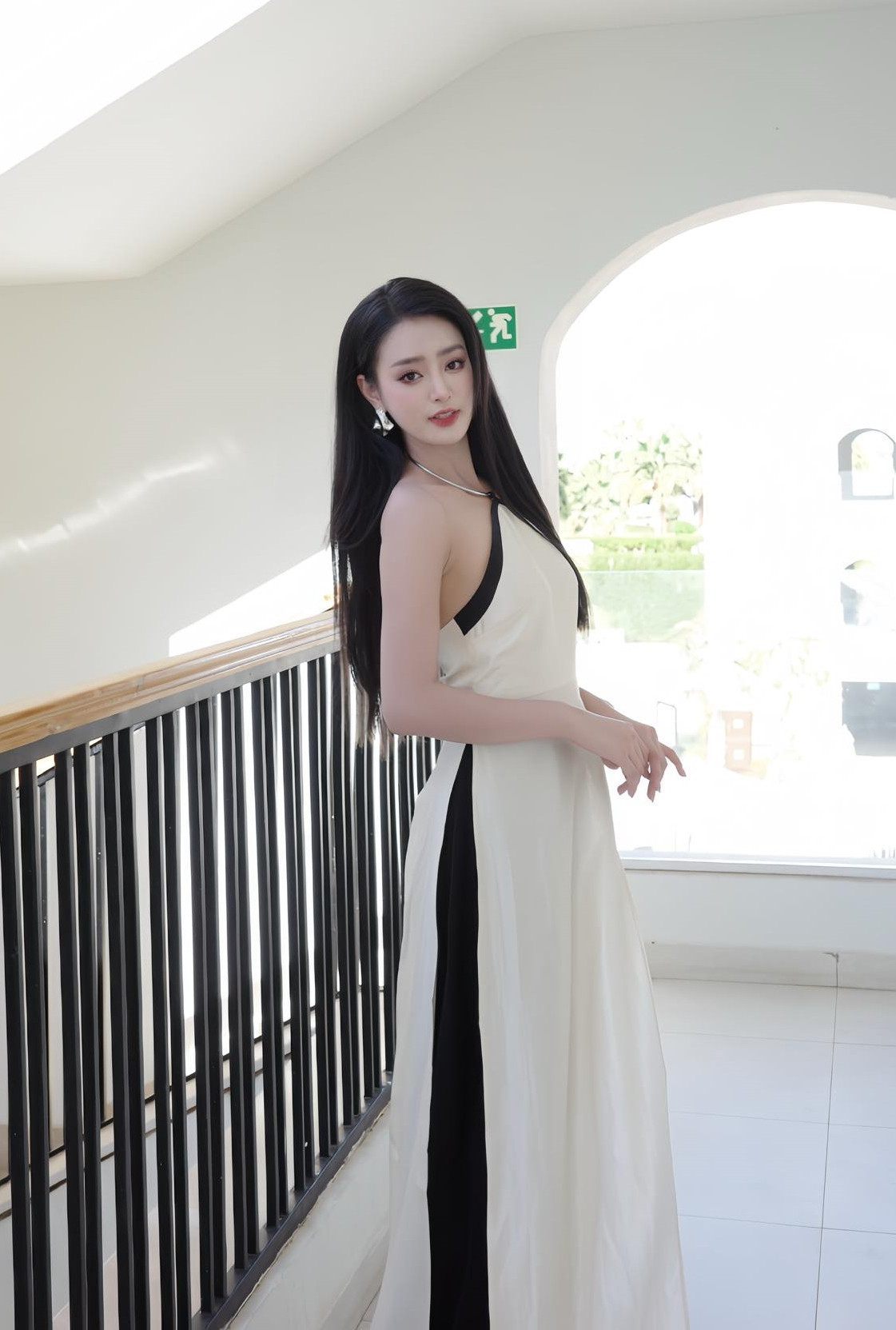 Bùi Khánh Linh mặc áo dài cách điệu trong một hoạt động.