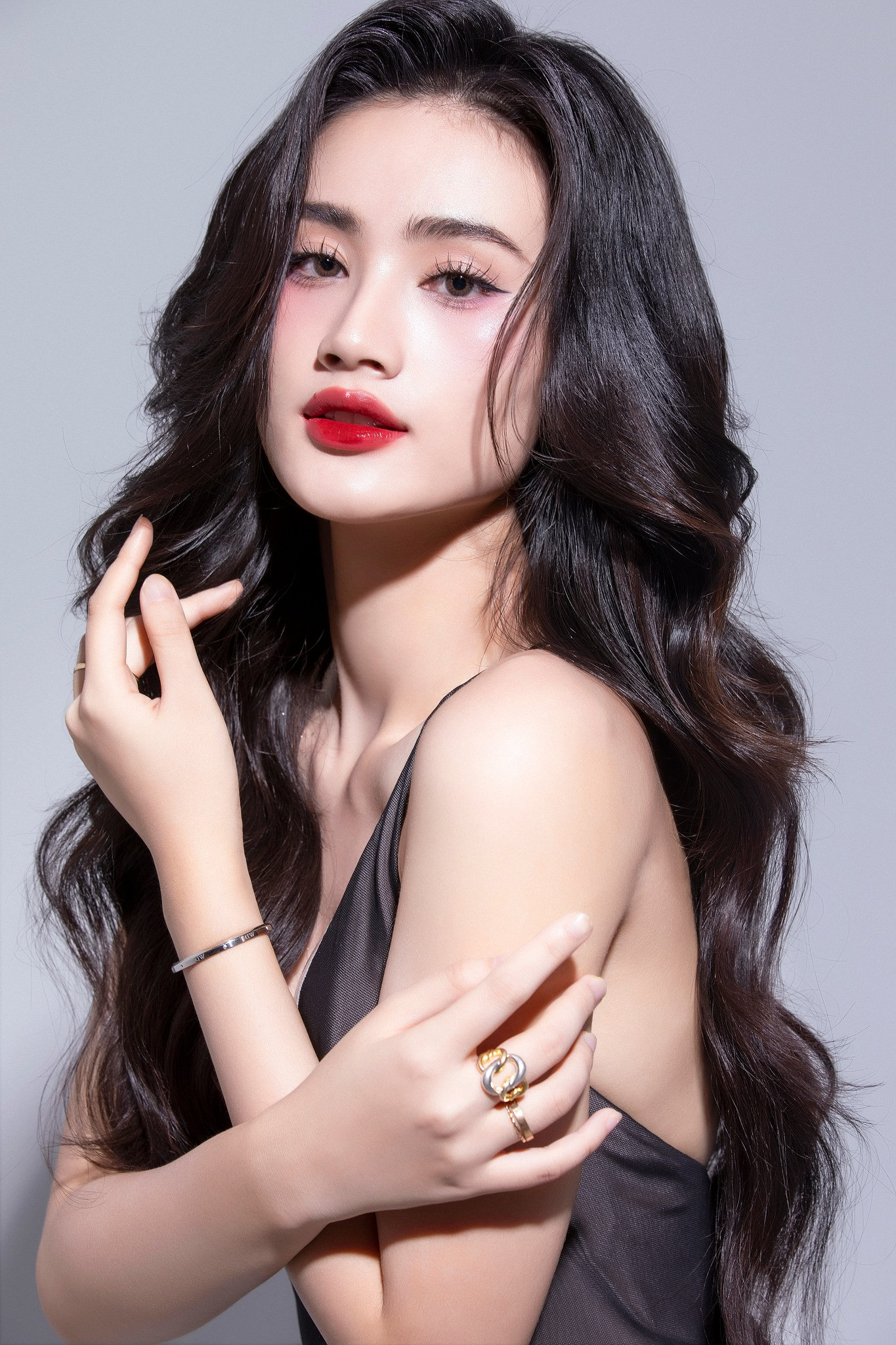 Ý Nhi đang tích cực ôn luyện tiếng Anh để chuẩn bị thi quốc tế.