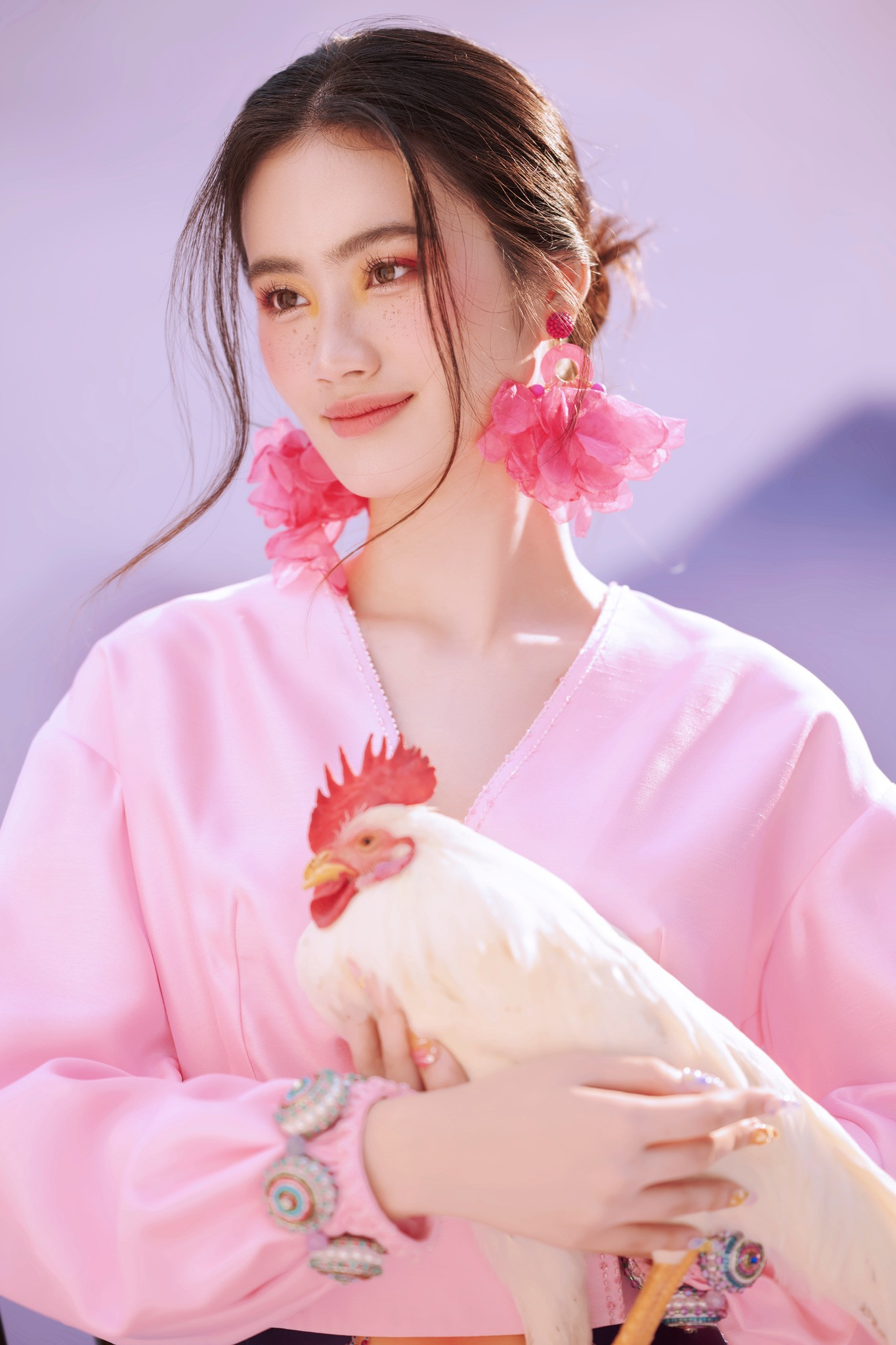 Ý Nhi được khen tiếng Anh thăng hạng.