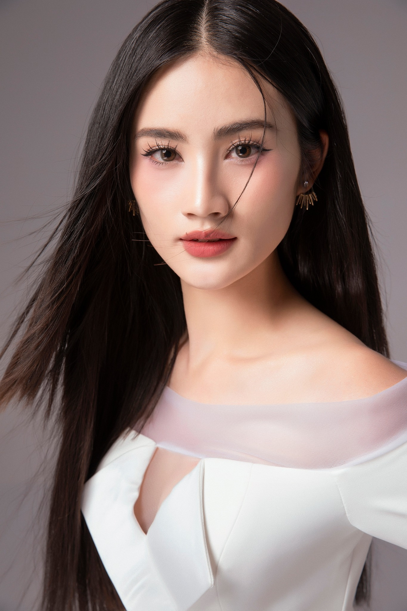 Ý Nhi đang tích cực ôn luyện tiếng Anh để chuẩn bị thi quốc tế.